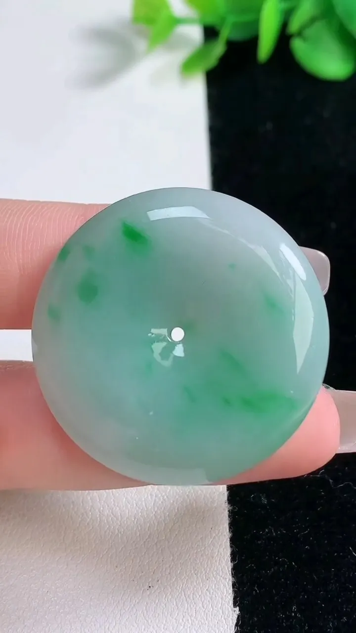 天然A货翡翠平安扣吊坠，尺寸34.7-6.7，重量:16.96g
12月31日