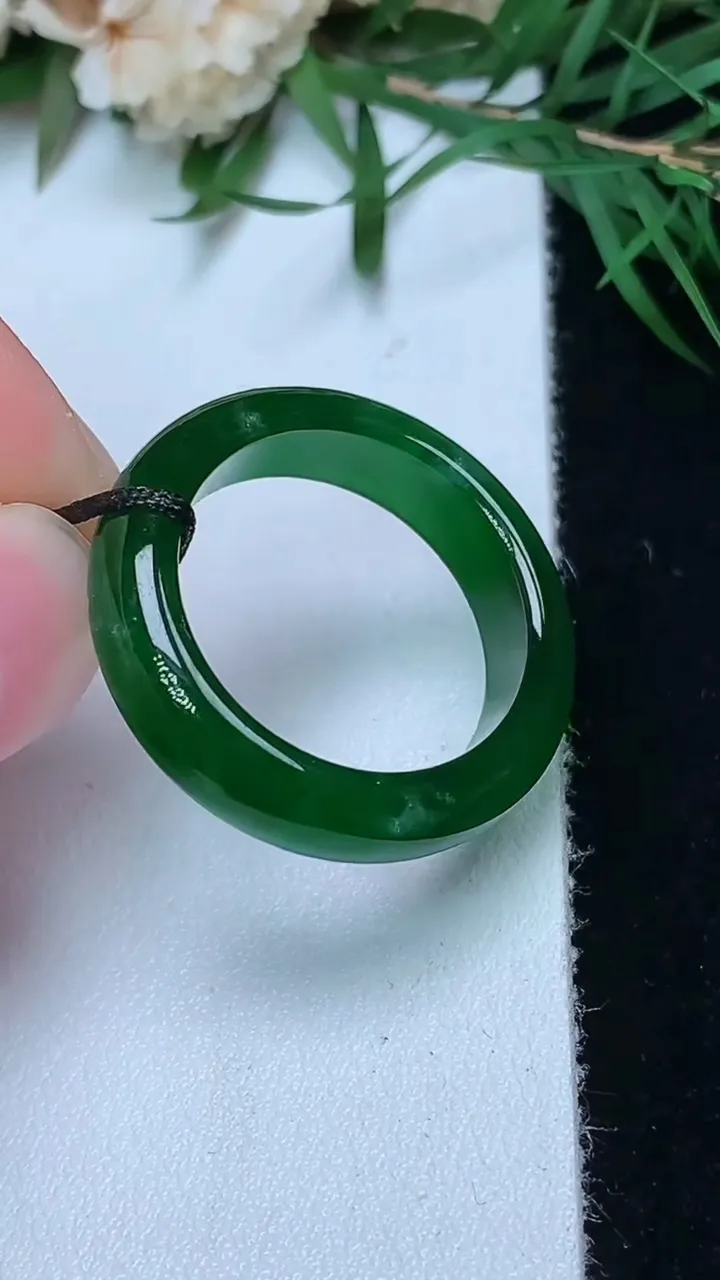 天然A货翡翠指环戒指，尺寸18.3-5.8-3.4，重量:3.77g2025年12月31日
工厂直销收藏佳品,种好水足，色泽均匀，有种有色，上手高大气！