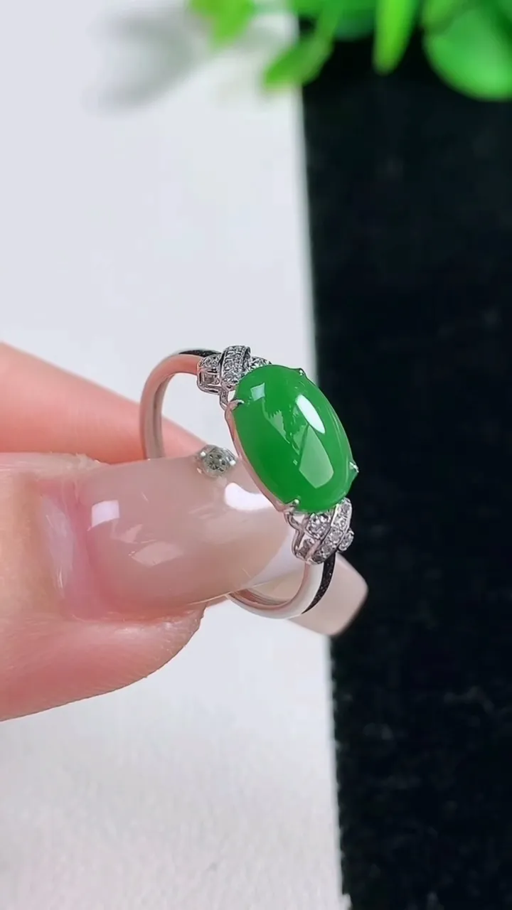 天然A货翡翠蛋面戒指，尺寸17-9.6-6.9-3.2，重量:1.47g2025年12月31日
工厂直销收藏佳品,种好水足，色泽均匀，有种有色，上手高大气！