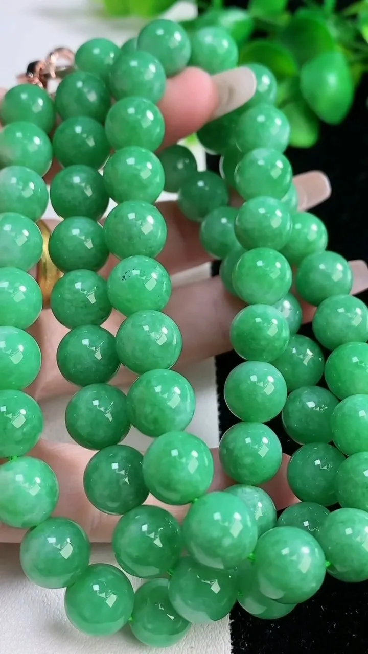 天然A货翡翠圆珠项链，尺寸10-68颗，重量:123.28g12月31日
工厂直销收藏佳品,种好水足，色泽均匀，有种有色，上手高大气！