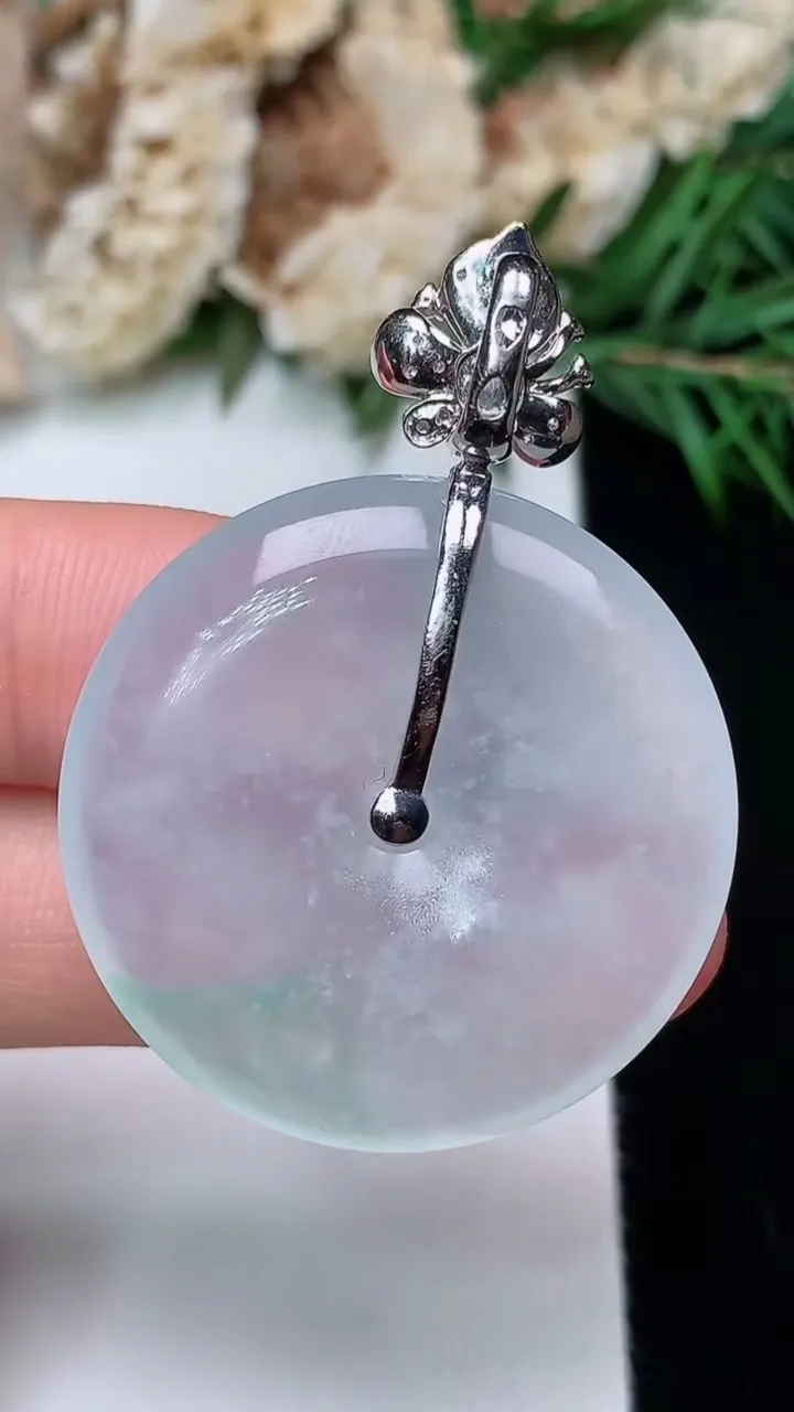 天然A货翡翠飘花平安扣吊坠，尺寸30-5.3，重量:11.00g
12月31日