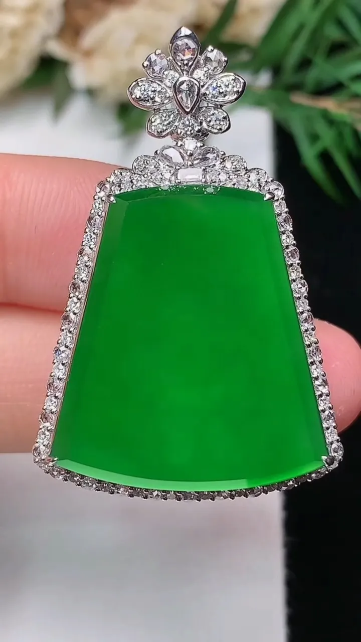 天然A货翡翠无事牌吊坠，尺寸37.7-25.2-10.6，裸石24.2-20.2，重量:8.88g
12月31日