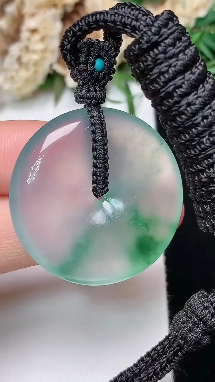 天然A货翡翠平安扣吊坠，尺寸31-5.9，重量:15.30g
12月31日