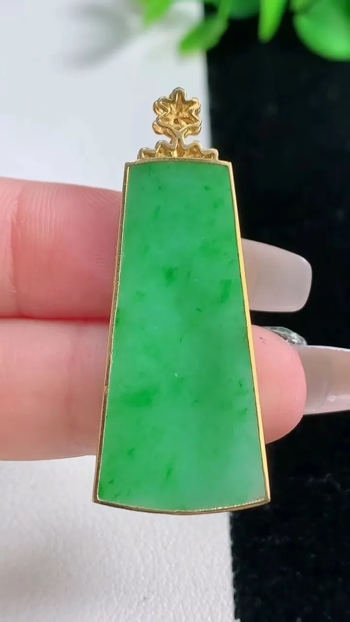 天然A货翡翠无事牌吊坠，尺寸35.6-17-2.8，重量:5.30g
12月31日