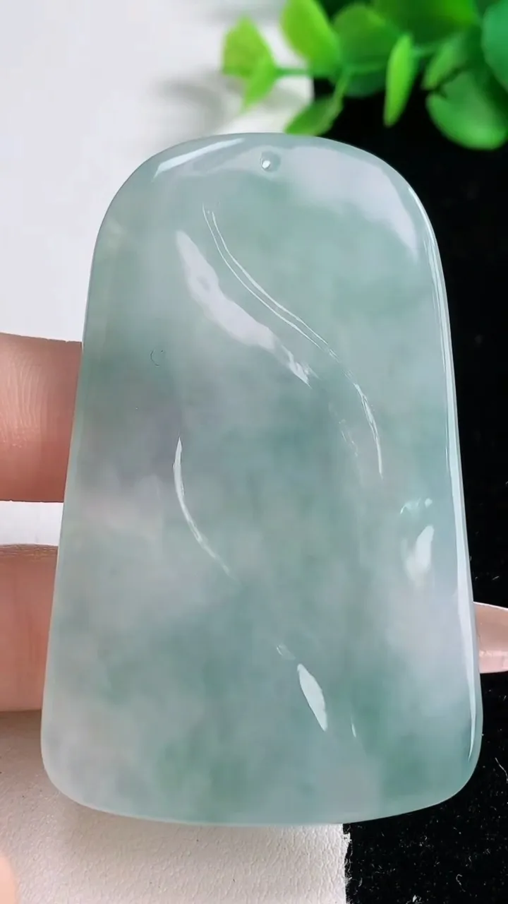 天然A货翡翠冰种飘花大势至菩萨吊坠，尺寸64.8-40-5.4，重量:32.18g
12月31日