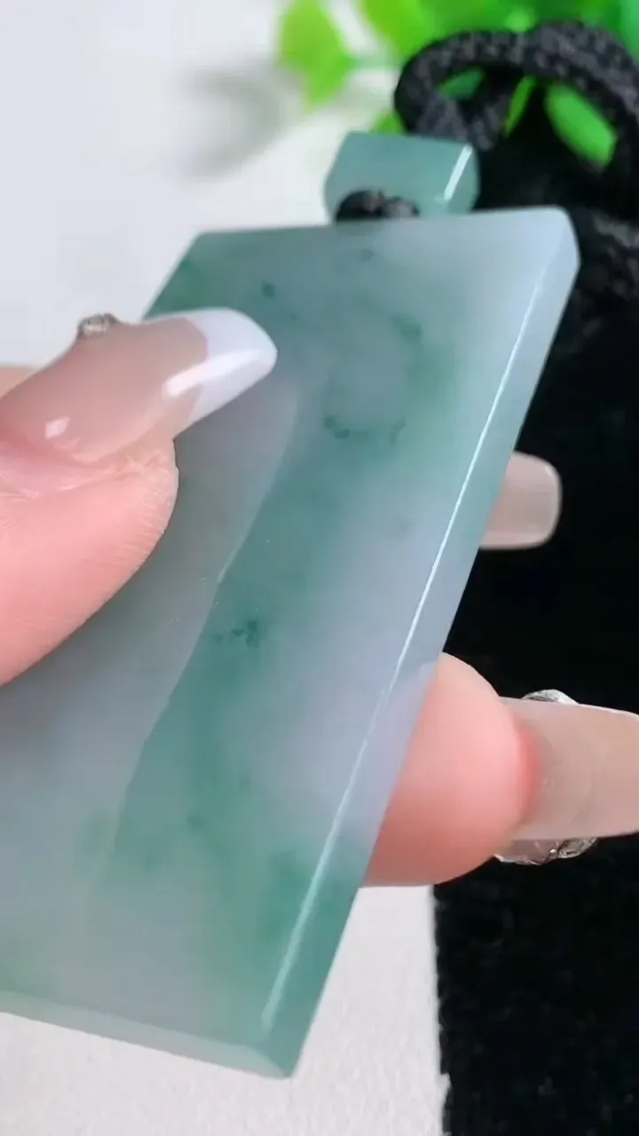 天然A货翡翠冰种飘花无事牌吊坠，尺寸58.6-34-4.7，重量:34.76g
12月31日