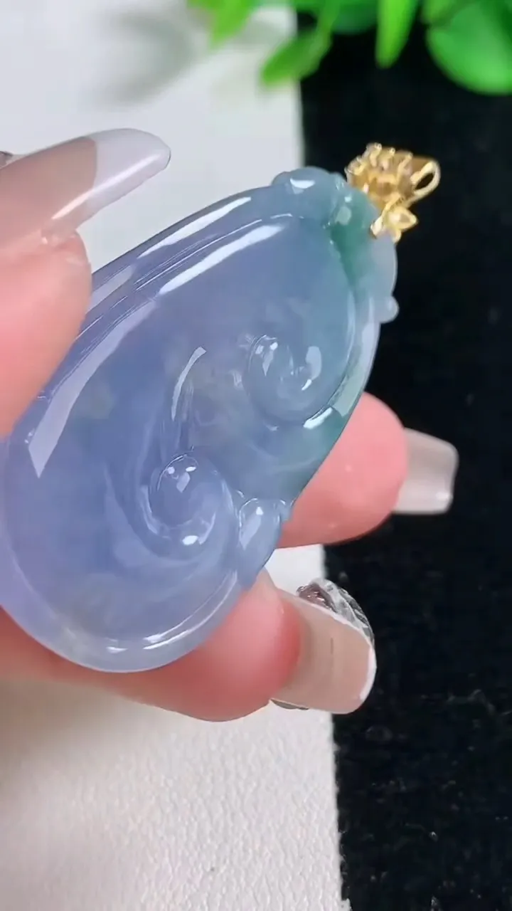 天然A货翡翠18K金紫罗兰 飘花如意吊坠，尺寸42.7-26-6.2，重量:15.44g
12月31日