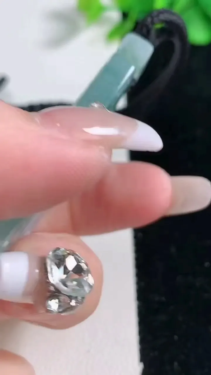 天然A货翡翠种飘花仿古无事牌吊坠，尺寸54-35.7-5.7，重量:32.96g
12月31日