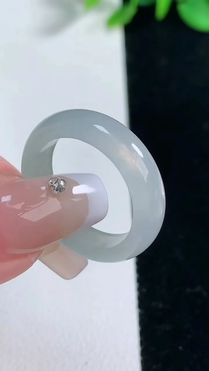 天然A货翡翠指环 戒指，尺寸18.3-5.4-3，重量:3.68g2025年12月31日
工厂直销收