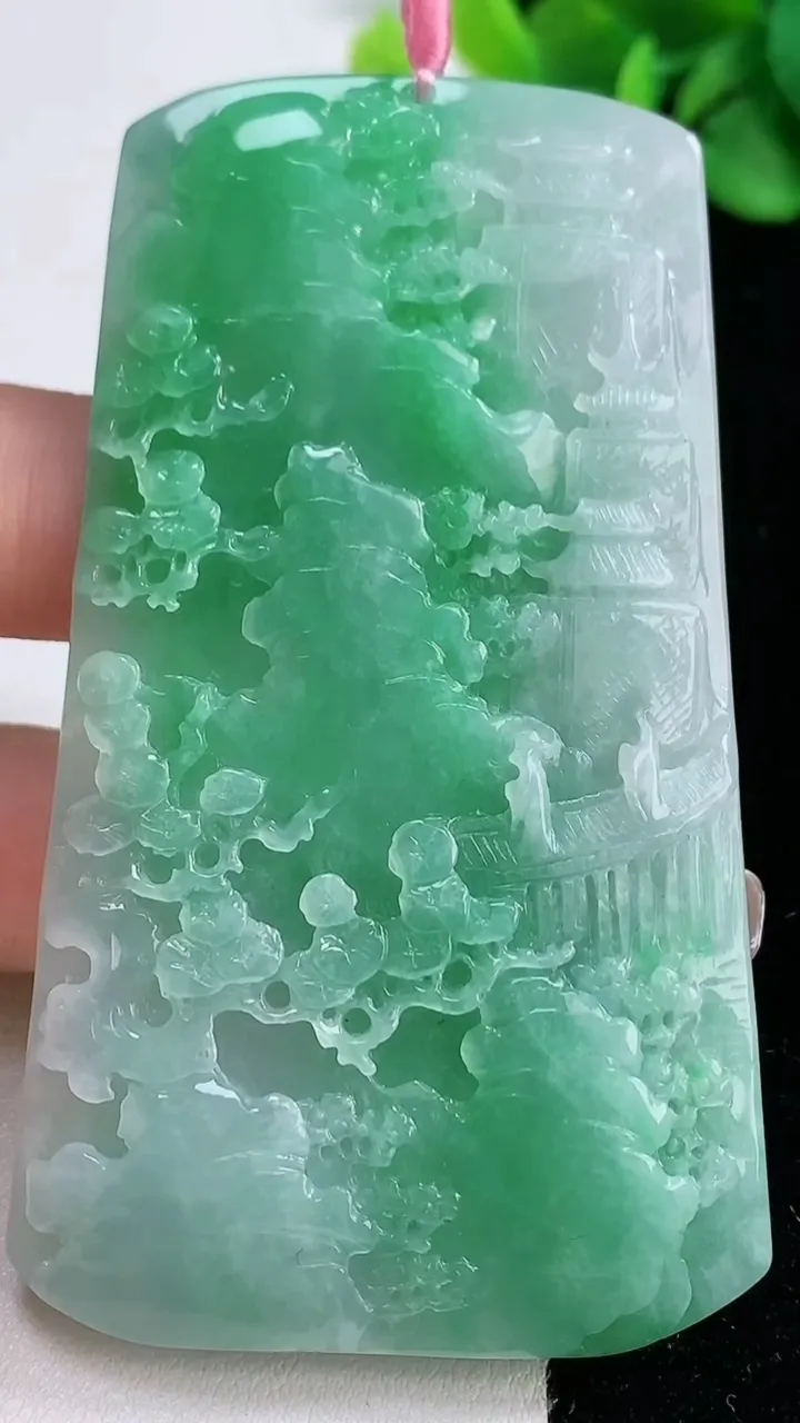 天然A货翡翠山水牌吊坠，尺寸77-44.2-5.8，重量:46.45g
12月31日