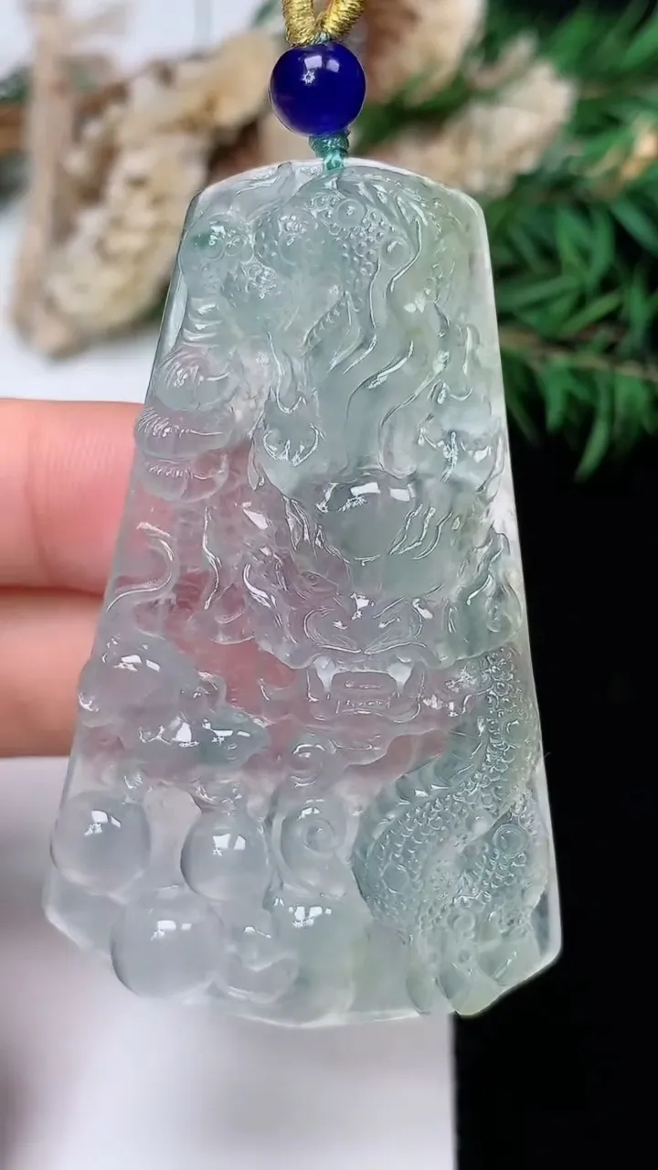 天然A货翡翠白冰龙牌吊坠，尺寸56-34.6-5.2，重量:22.00g
12月31日