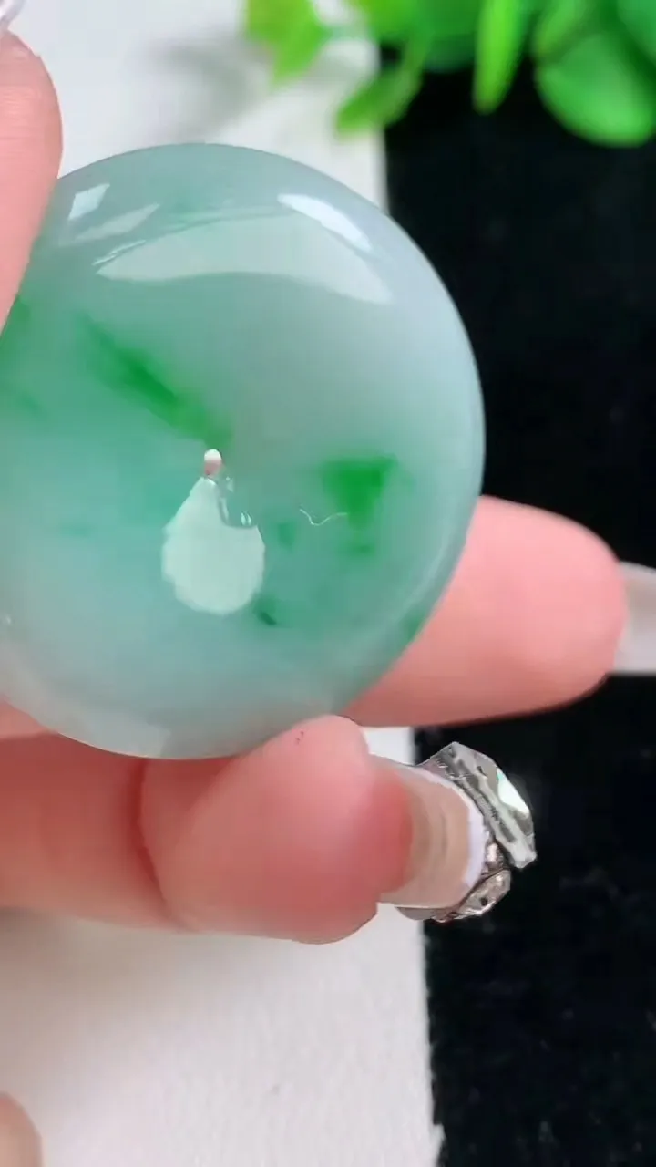 天然A货翡翠平安扣吊坠，尺寸34.7-6.7，重量:16.96g
12月31日