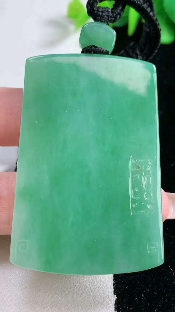 天然A货翡翠仿古无事牌吊坠，尺寸56.2-37.4-6.5，重量:43.52g
12月31日