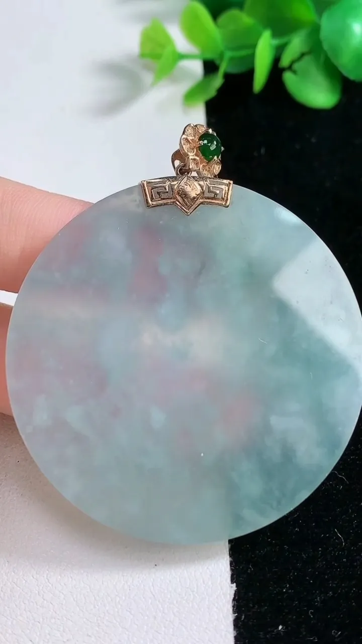 天然A货翡翠无事牌吊坠，尺寸52.4-3.6，重量:28.92g
12月31日