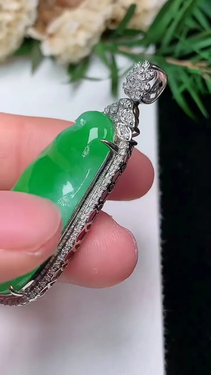 天然A货翡翠福豆吊坠，尺寸44.9-18-8.9，裸石33-16，重量:7.83g
12月31日