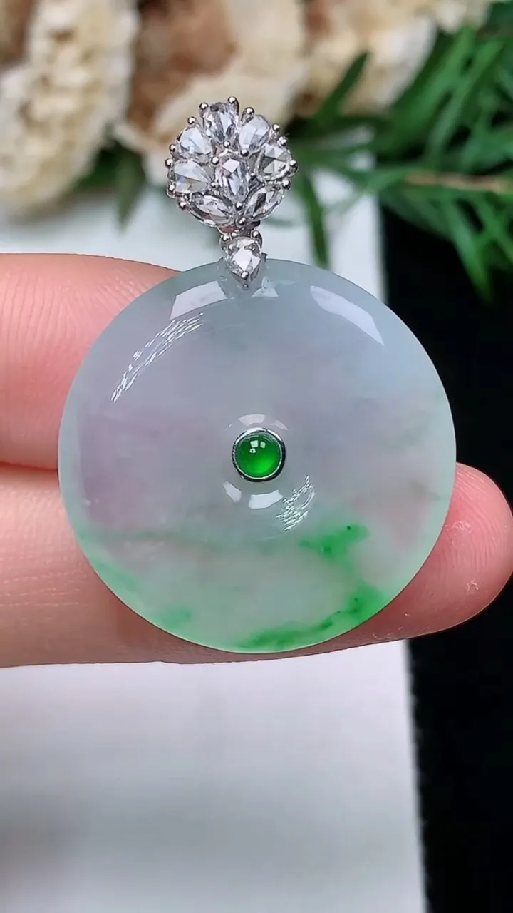 天然A货翡翠平安扣吊坠，尺寸23.2-4，重量:5.35g
12月31日