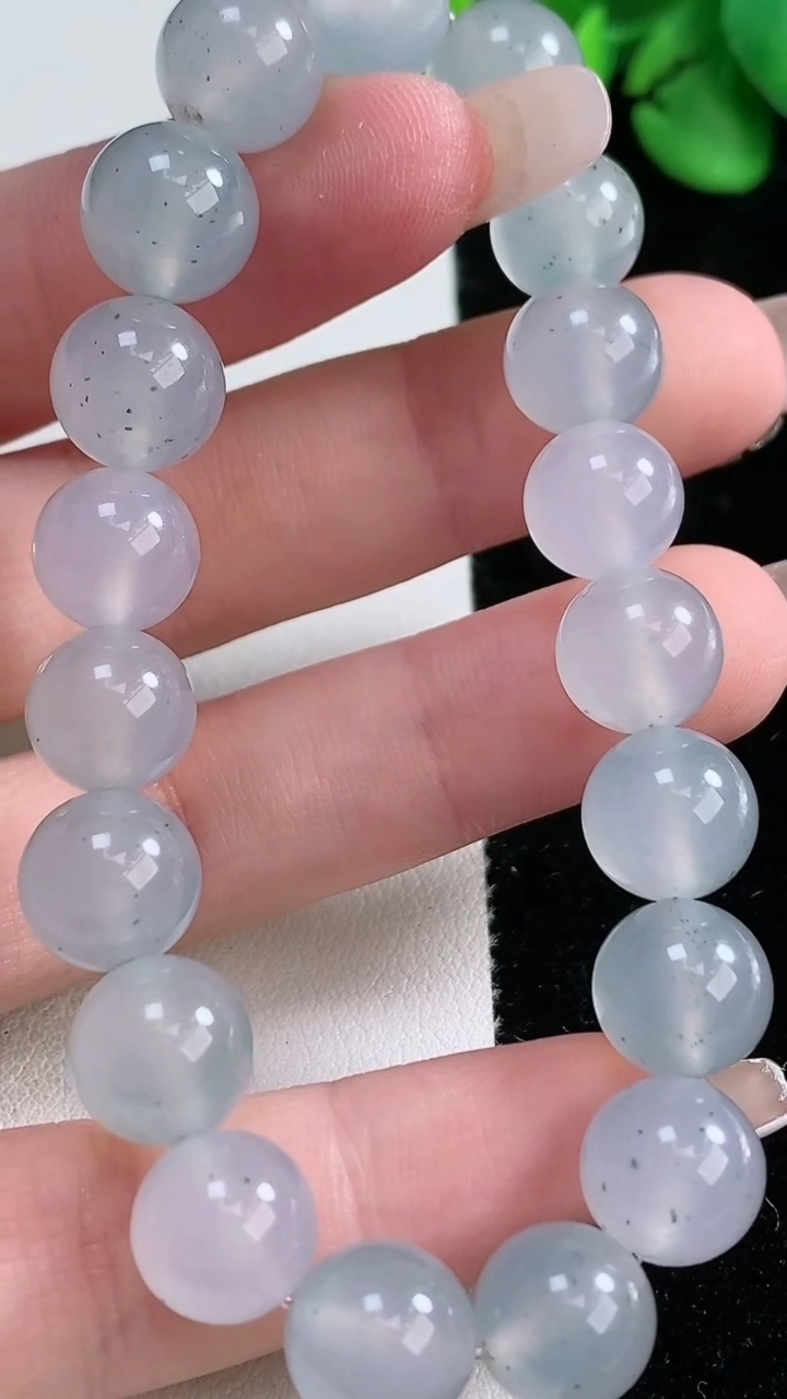 天然A货翡翠种飘花圆珠手串，尺寸10-19颗，重量:30.63g12月31日
工厂直销收藏佳品,种好水足，色泽均匀，有种有色，上手高大气！