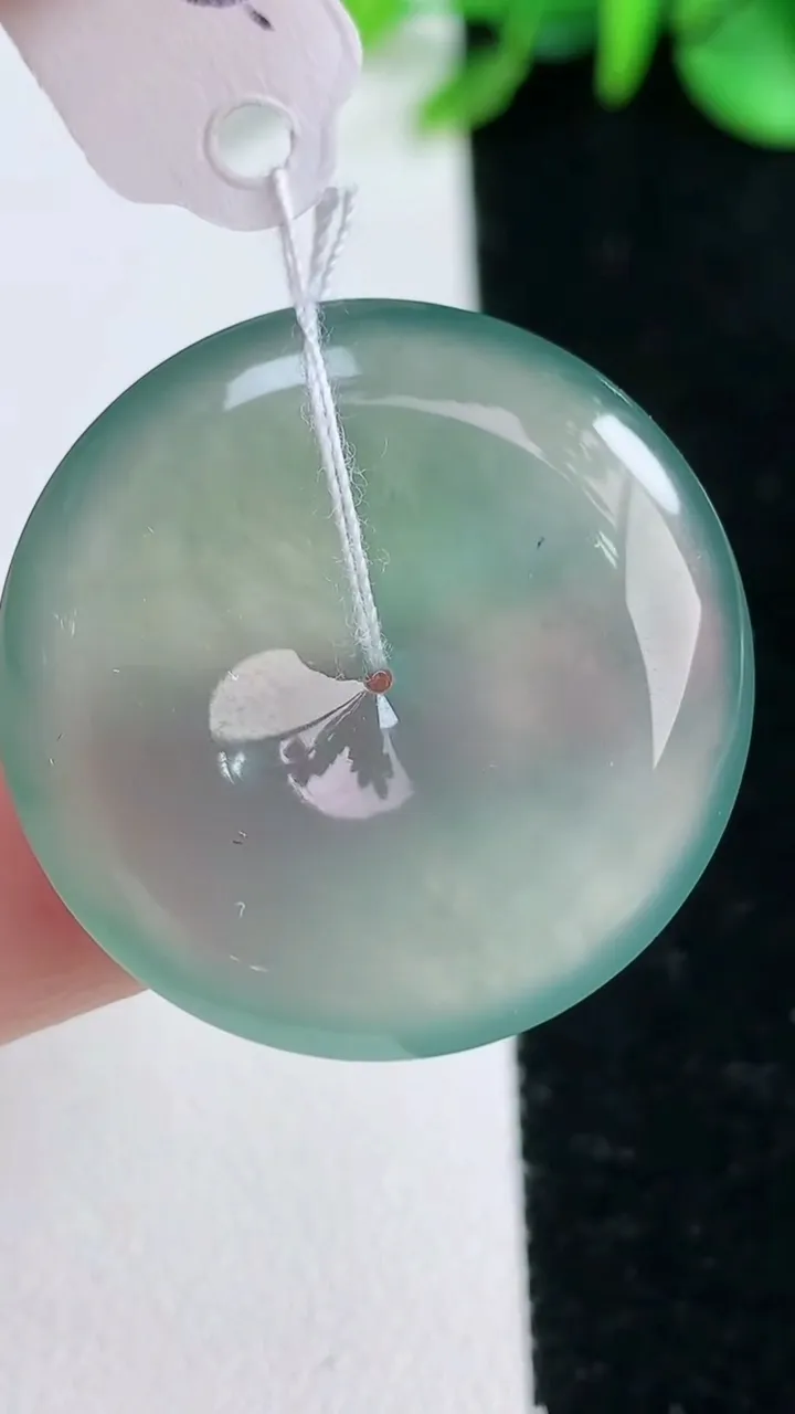 天然A货翡翠平安扣吊坠，尺寸29-5.5，重量:9.74g
12月31日