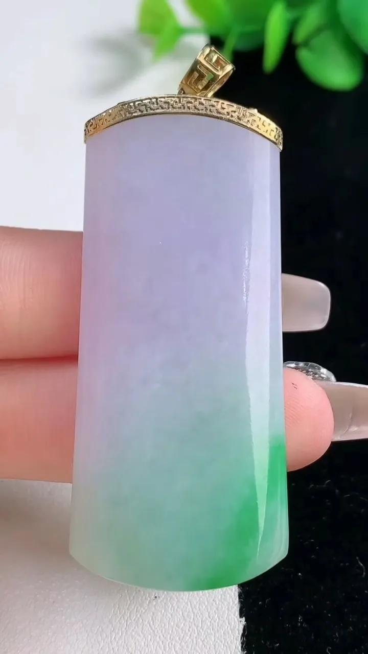 天然A货翡翠无事牌吊坠，尺寸56.2-24.5-6.4，重量:24.98g
12月31日