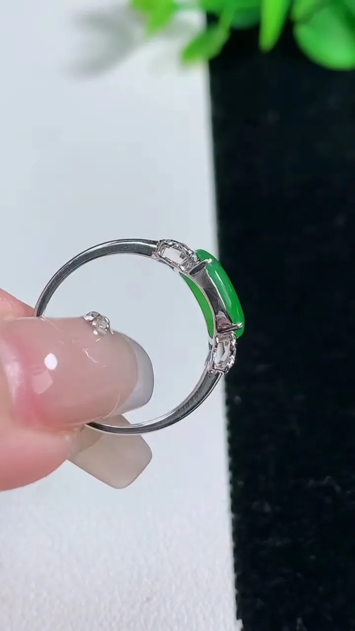 天然A货翡翠蛋面戒指，尺寸17-9.6-6.9-3.2，重量:1.47g2025年12月31日
工厂直销收藏佳品,种好水足，色泽均匀，有种有色，上手高大气！
