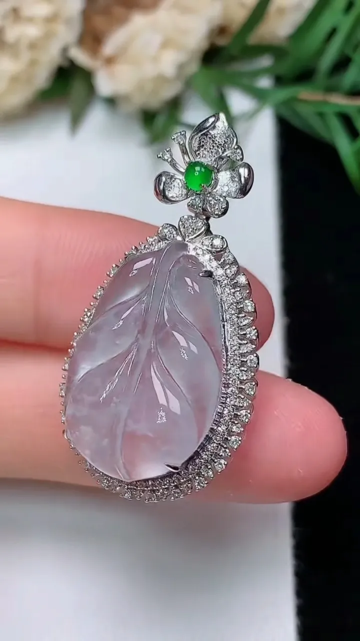 天然A货翡翠白冰金枝玉叶 叶子吊坠，尺寸35-18.6-11，裸石21.3-14.3，重量:4.57g
12月31日