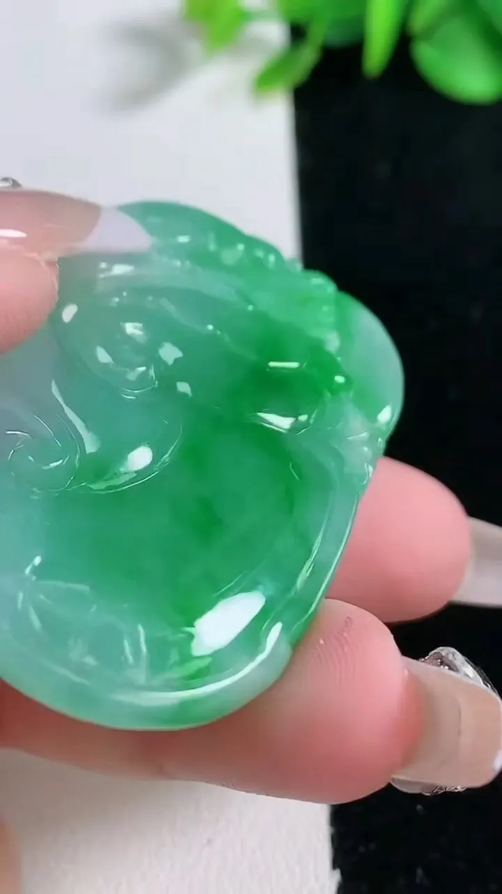 天然A货翡翠如意吊坠，尺寸52.3-33.6-6.8，重量:26.40g
12月31日