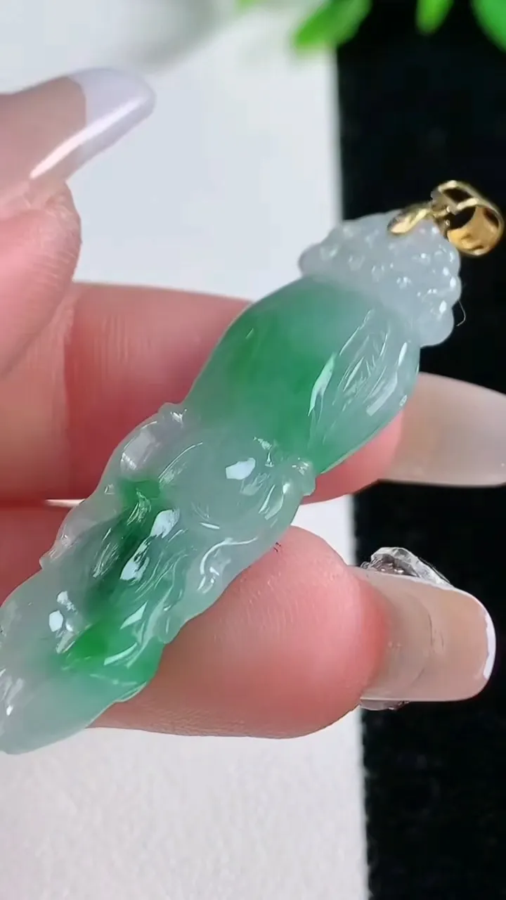 天然A货翡翠人参如意吊坠，尺寸42.8-13.8-5.6，重量:5.86g
12月31日