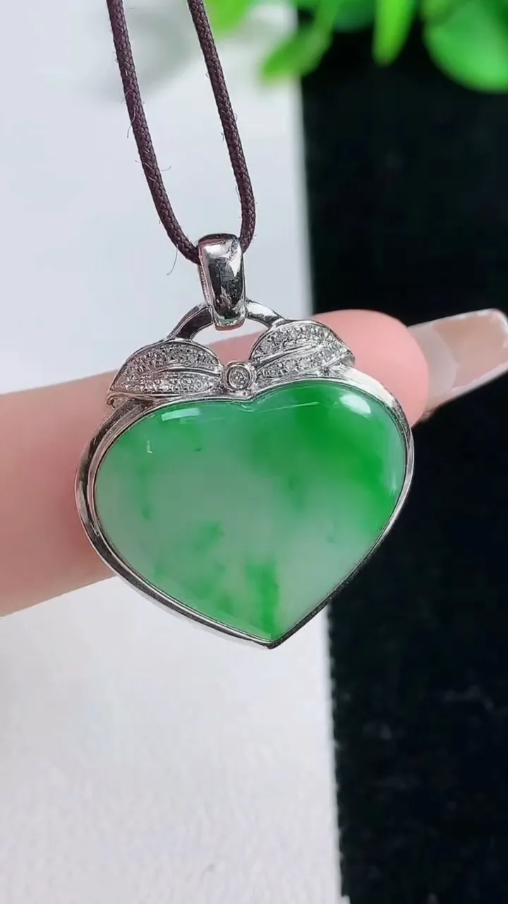 天然A货翡翠爱心吊坠，尺寸28-22.2-4.3，裸石17.7-20重量:4.15g
12月31日
