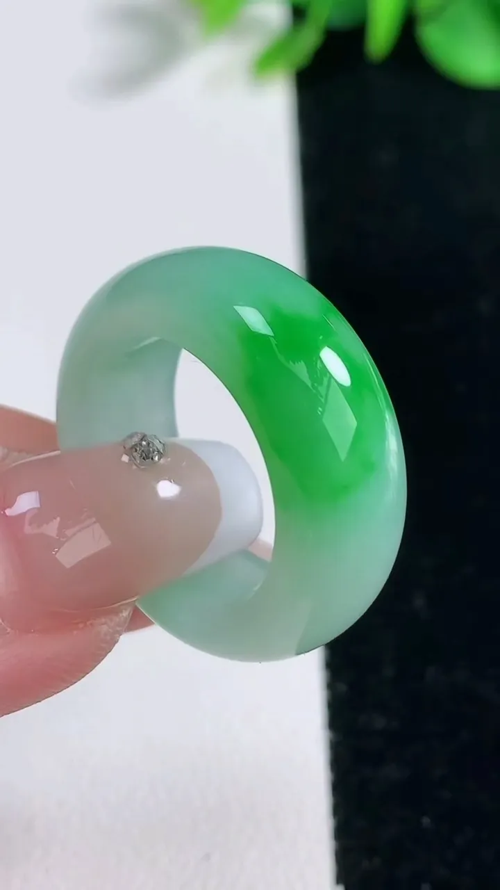 天然A货翡翠指环戒指，尺寸18.3-8.9-4.7，重量:8.35g2025年12月31日
工厂直销收藏佳品,种好水足，色泽均匀，有种有色，上手高大气！