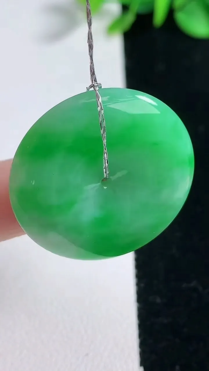 天然A货翡翠平安扣吊坠，尺寸30.4-5.9，重量:11.23g
12月31日