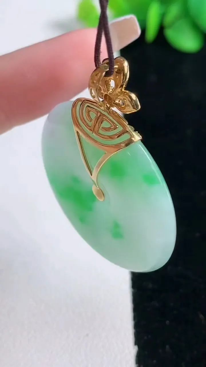 天然A货翡翠平安扣吊坠，尺寸34.3-5.6，重量:16.29g
12月31日