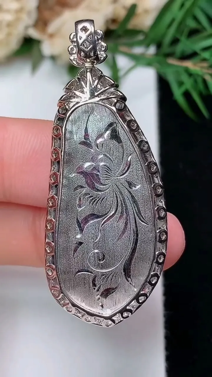 天然A货翡翠福豆吊坠，尺寸44.9-18-8.9，裸石33-16，重量:7.83g
12月31日