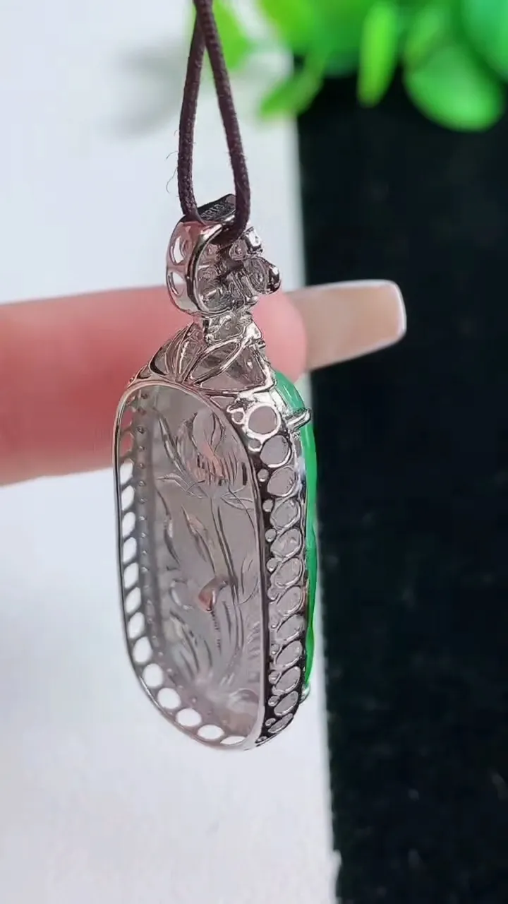 天然A货翡翠金枝玉叶 叶子吊坠，尺寸40-14-7.3，裸石28-12.6重量:5.78g
12月31日