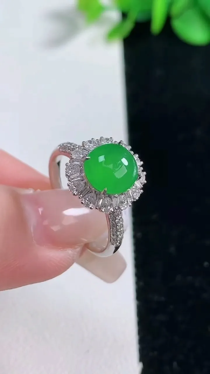 天然A货翡翠蛋面戒指，尺寸17.4-8.5-8.7，重量:3.46g2025年12月31日
工厂直销收藏佳品,种好水足，色泽均匀，有种有色，上手高大气！