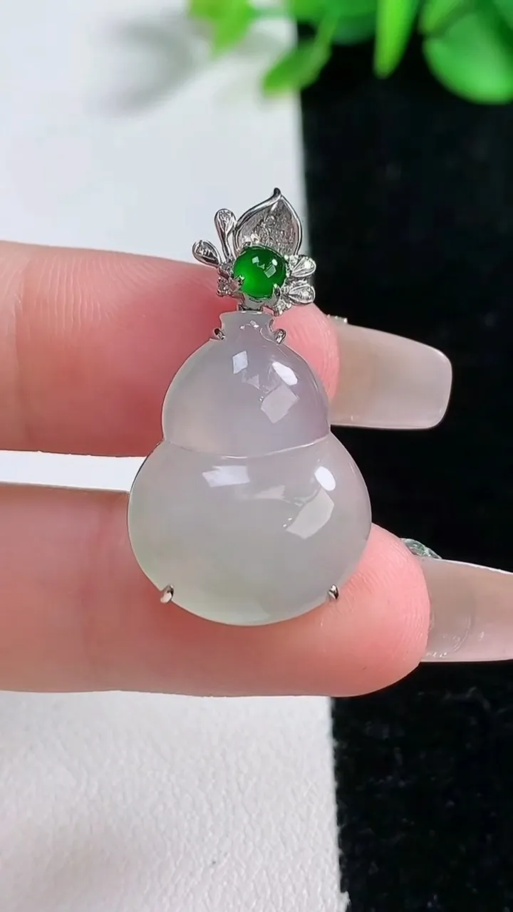 天然A货翡翠葫芦吊坠，尺寸22.2-17-6.4，重量:4.34g
12月31日