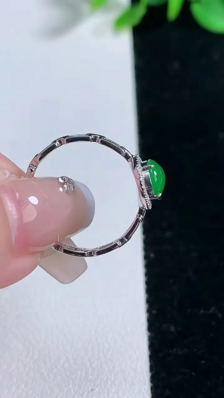天然A货翡翠蛋面戒指，尺寸17-6.9-5.7-4，重量:1.48g2025年12月31日
工厂直销收藏佳品,种好水足，色泽均匀，有种有色，上手高大气！