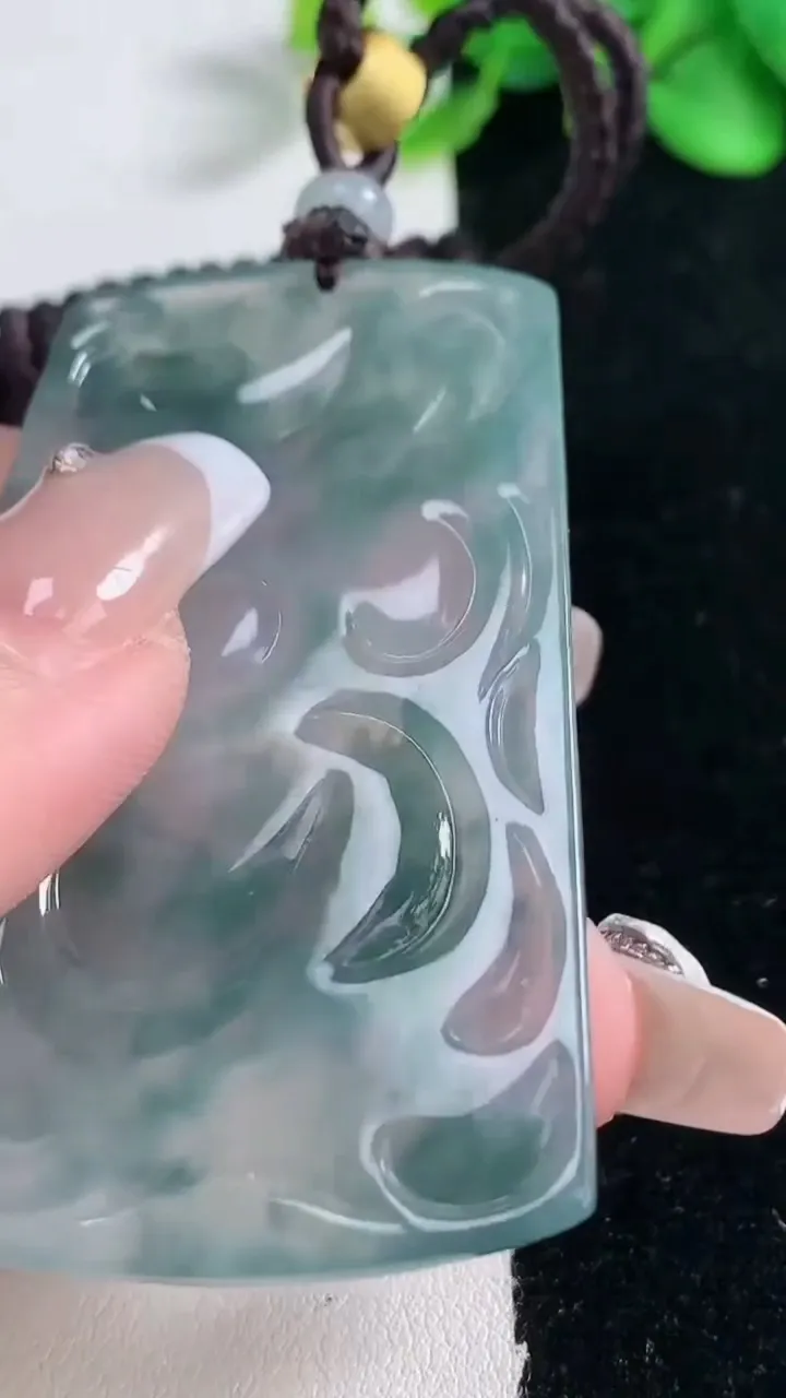 天然A货翡翠种飘花龙牌吊坠，尺寸60.2-38.5-4.9，重量:33.76g
12月31日