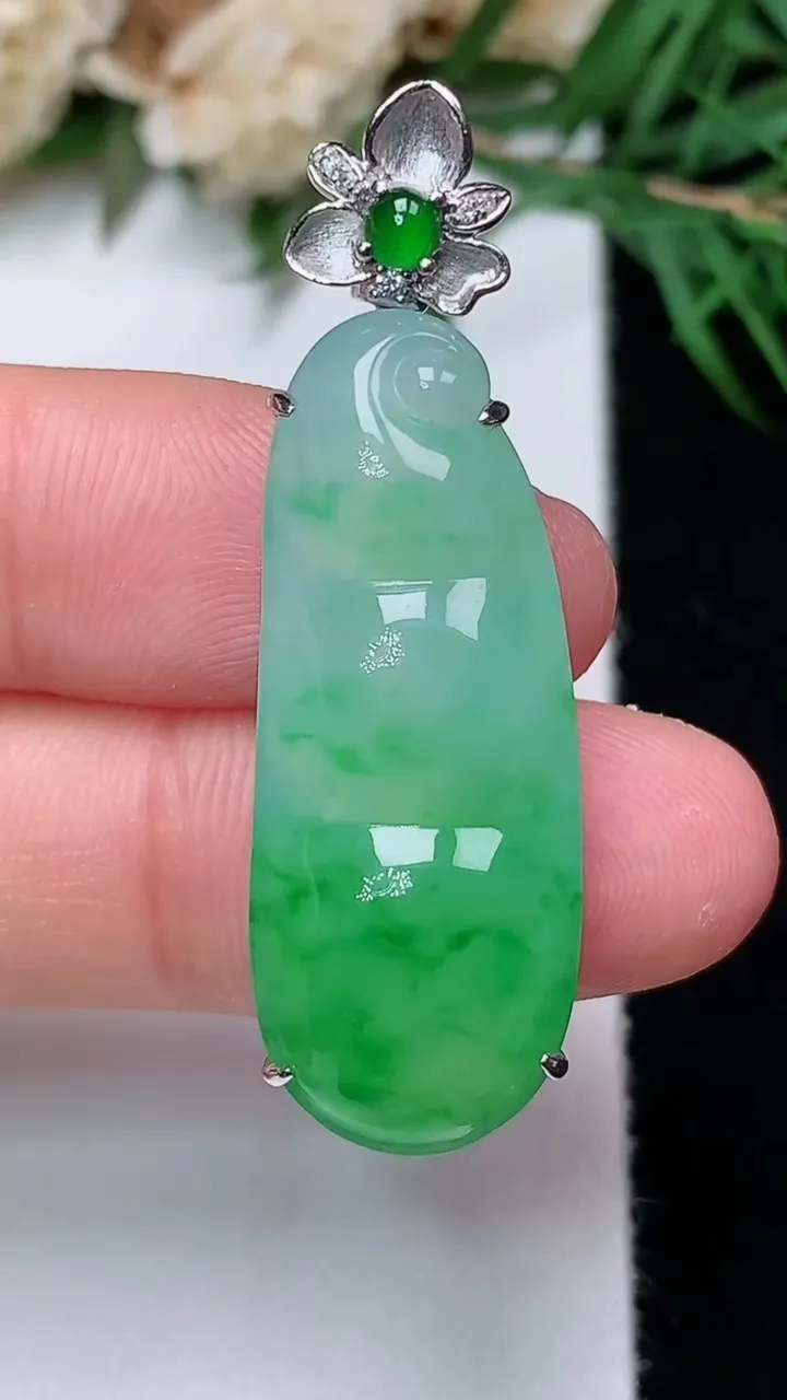 天然A货翡翠福豆吊坠，尺寸30.8-12.5-7.8，重量:5.55g
12月31日