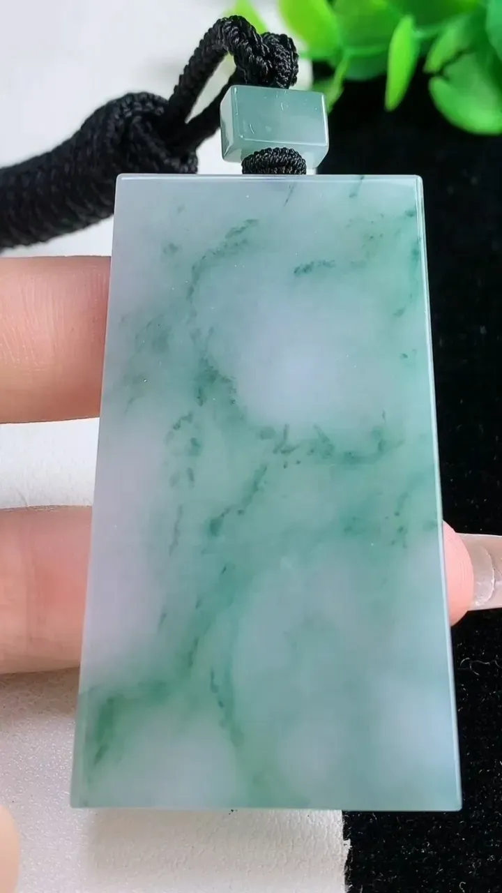 天然A货翡翠冰种飘花无事牌吊坠，尺寸58.6-34-4.7，重量:34.76g
12月31日