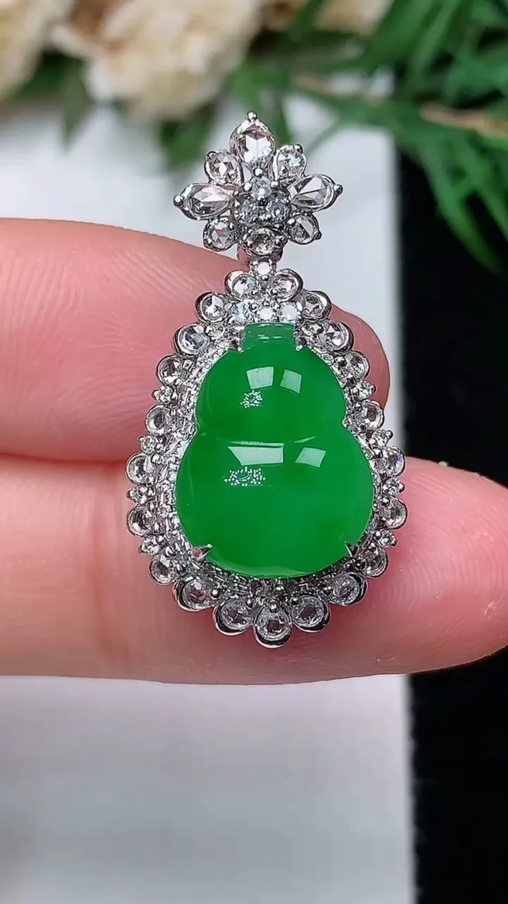 天然A货翡翠葫芦吊坠，尺寸27.7-14.8-10.5，裸石12.9-10，重量:3.89g
12月