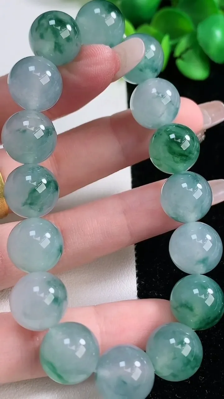 天然A货翡翠种飘花圆珠手串，尺寸12.7-16颗，重量:56.74g12月31日
工厂直销收藏佳品,种好水足，色泽均匀，有种有色，上手高大气！