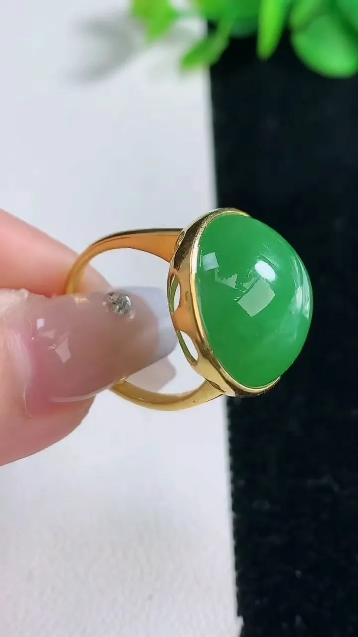 天然A货翡翠蛋面戒指，尺寸17.6-19-8.7，重量:6.47g2025年12月31日
工厂直销收藏佳品,种好水足，色泽均匀，有种有色，上手高大气！