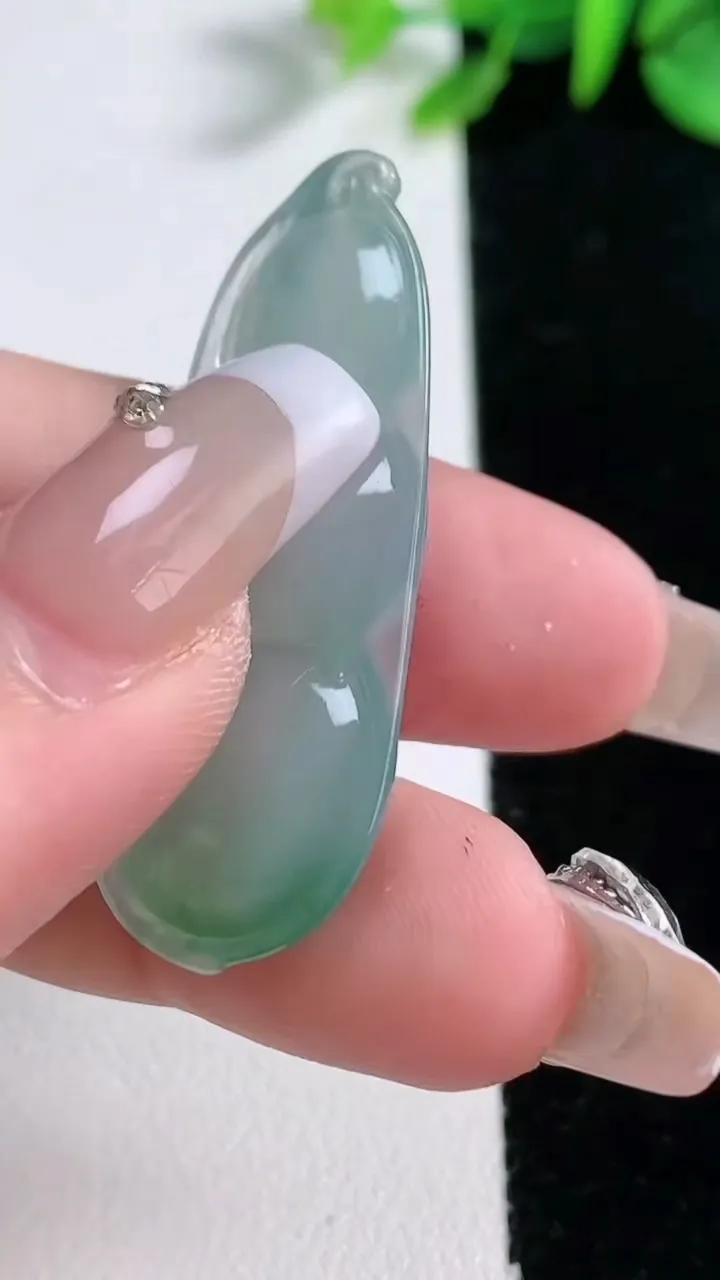 天然A货翡翠福豆吊坠，尺寸41.6-15.3-6.4，重量:6.65g
12月31日