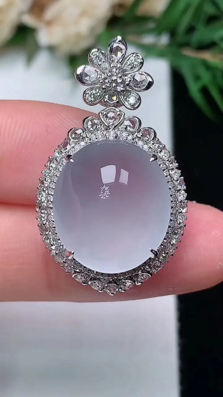 天然A货翡翠白冰蛋面吊坠，尺寸30.6-18-12，裸石15.3-13.5，重量:4.91g
12月