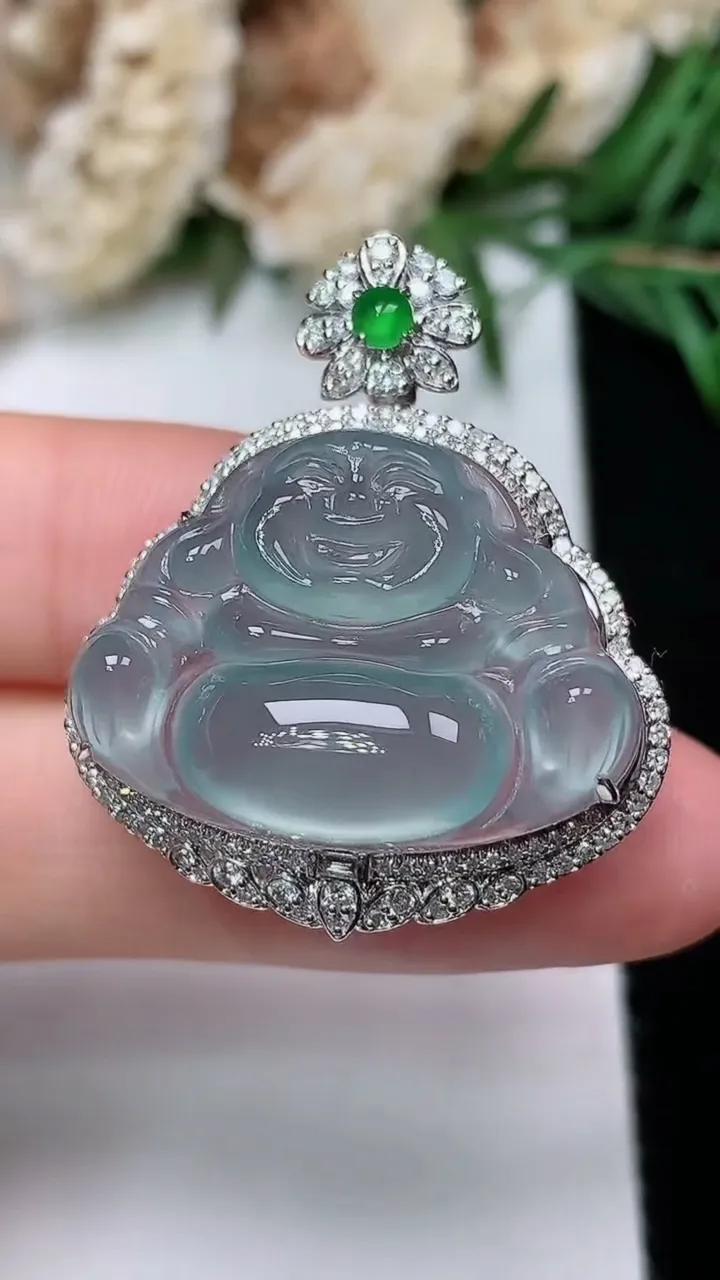 天然A货翡翠佛公吊坠，尺寸32-27.4-12.2，裸石18-24.7，重量:6.02g
12月31日