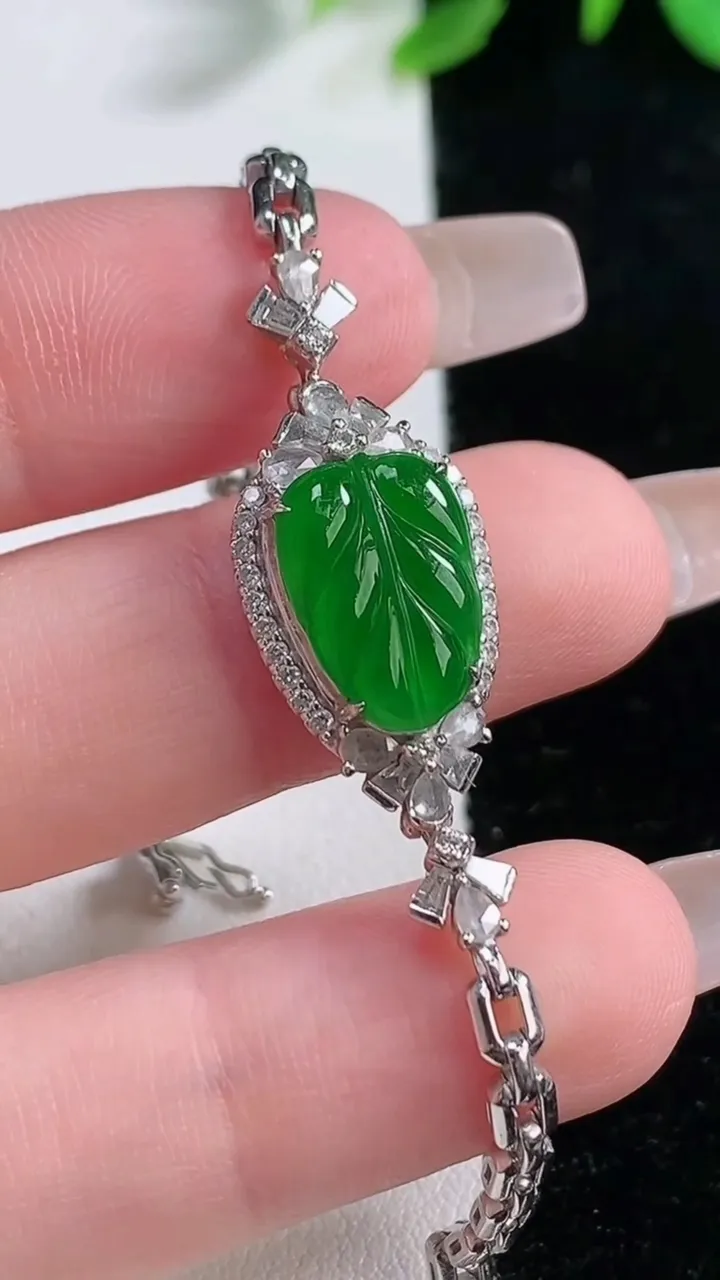 天然A货翡翠金枝玉叶 叶子手链，尺寸13-9-6.8，重量:9.15g
12月31日