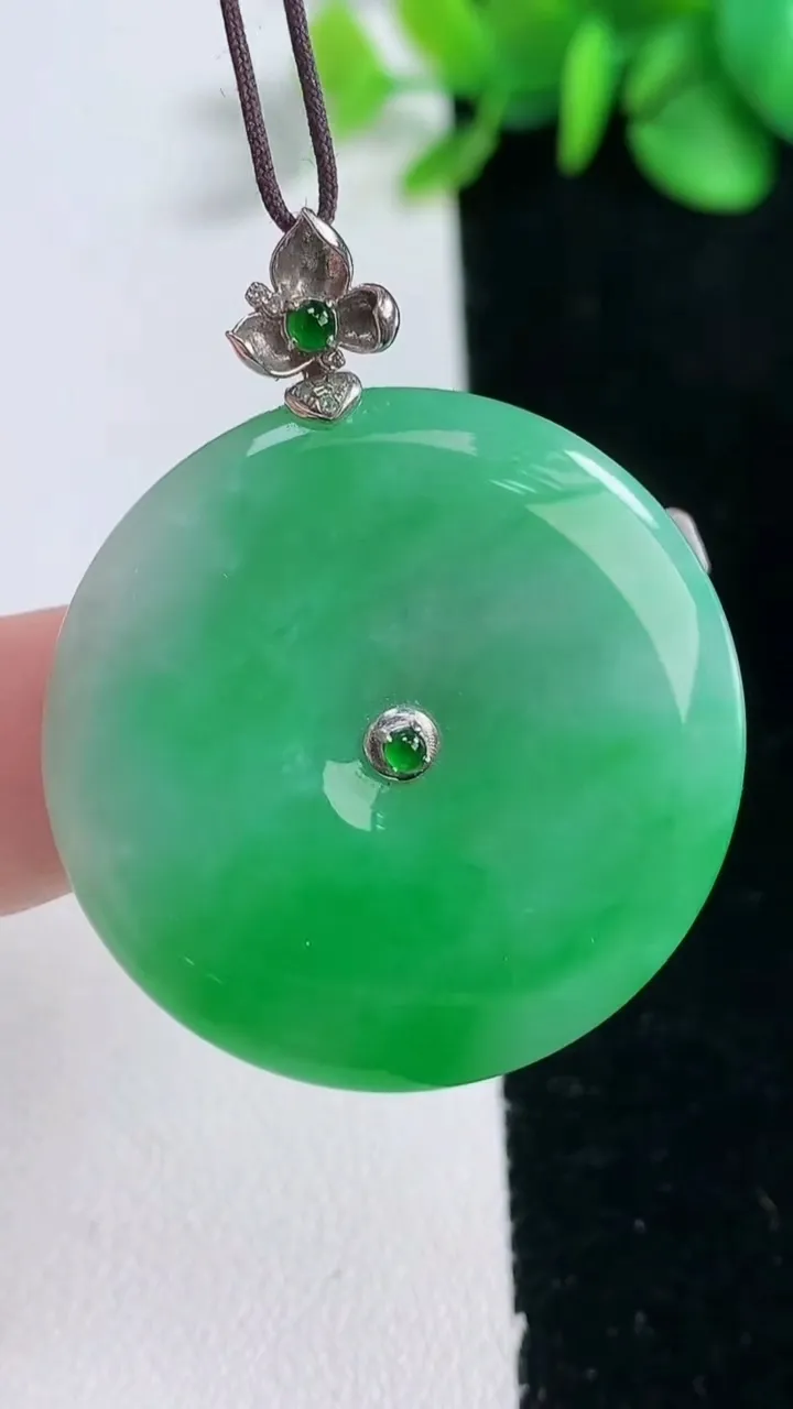 天然A货翡翠平安扣吊坠，尺寸33.5-5.6，重量:15.27g
12月31日