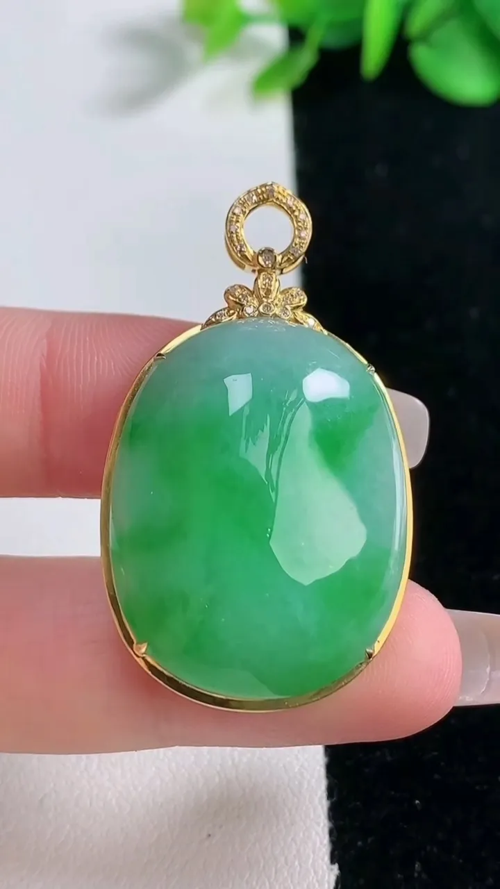 天然A货翡翠蛋面吊坠，尺寸41-23.5-10.7，裸石28.6-22重量:11.48g
12月31日