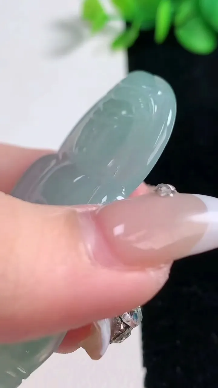 天然A货翡翠观音菩萨吊坠，尺寸57.2-37.2-5.6，重量:21.07g
12月31日