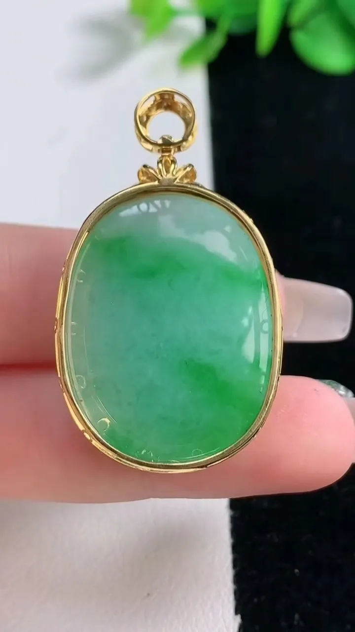 天然A货翡翠蛋面吊坠，尺寸41-23.5-10.7，裸石28.6-22重量:11.48g
12月31日